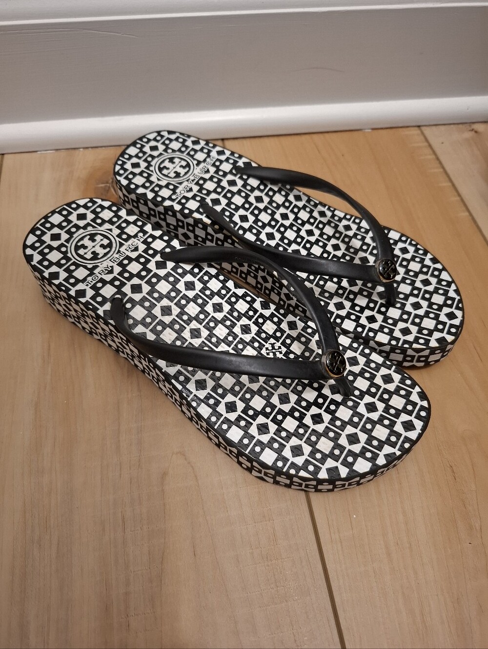 Tory Burch Platform Flip Flips Women's 8 Designer Monogram Print Summer Luxury
